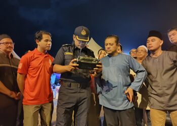 AEDY Fadly Ramli (dua kanan) melihat pegawainya mengendalikan dron selepas merasmikan Majlis Penerapan Nila-nilai Murni Peringkat Stesen Penguat Kuasa Labok, Machang, Kelantan awal pagi tadi-UTUSAN/YATIMIN ABDULLAH.