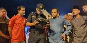 AEDY Fadly Ramli (dua kanan) melihat pegawainya mengendalikan dron selepas merasmikan Majlis Penerapan Nila-nilai Murni Peringkat Stesen Penguat Kuasa Labok, Machang, Kelantan awal pagi tadi-UTUSAN/YATIMIN ABDULLAH.