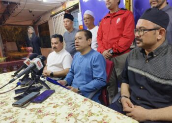 AEDY Fadly Ramli (duduk, tengah) semasa sidang media selepas merasmikan Majlis Penerapan Nila-nilai Murni Peringkat Stesen Penguat Kuasa Labok, Machang, Kelantan awal pagi tadi-UTUSAN/YATIMIN ABDULLAH.