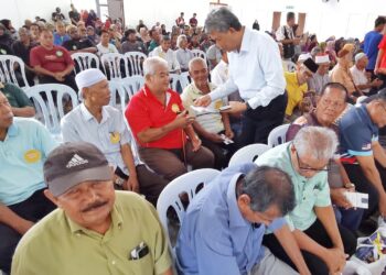 MOHAMAD Hasan menyampaikan bantuan Ramadan pada Majlis Penyampaian Bantuan Ramadan di Dewan Orang Ramai Taman Kelab Tuanku, Mambau, Negeri Sembilan. - UTUSAN/MOHD. SHAHJEHAN MAAMIN