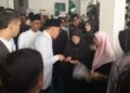 ANWAR Ibrahim dan Tengku Ampuan Pahang Tunku Azizah Aminah Maimunah Iskandariah, yang hadir ketika pengebumian Syed Muhammad Naquib Al-Attas
