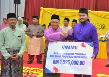 TENGKU Amir Shah Sharafuddin Idris Shah berkenan menerima replica cek daripada Dr. Mazliham Mohd Su’ud pada Majlis Berbuka Puasa Raja Muda Selangor Bersama Rakyat dan Penyampaian Sumbangan Hari Raya 1447H di Masjid Raja Haji Fisabilillah, Cyberjaya.