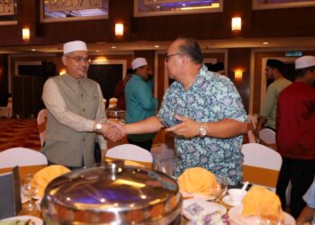 MOHD. Asri Mat Daud (kiri) bersalam dengan salah seorang wartawan yang hadir ke Majlis Iftar Perdana Urus Setia Penerangan dan Komunikasi Negeri Kelantan (UPKN) bersama Media Kelantan di Kota Bharu, Kelantan malam tadi.-IHSAN MOHD. ASRI MAT DAUD.