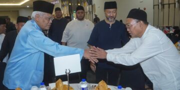 HAMZAH Zainudin ketika hadir pada Majlis Berbuka Puasa di Putrajaya. - UTUSAN/FAISOL MUSTAFA