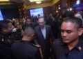 ANWAR Ibrahim beramah mesra dengan warga KPDN selepas Perjumpaan Bersama Warga KPDN di Putrajaya. - UTUSAN/FAISOL MUSTAFA