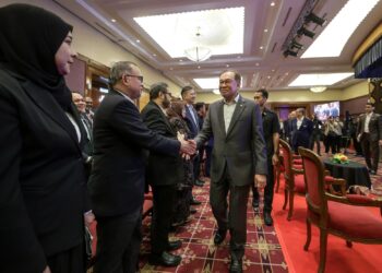 ANWAR Ibrahim ketika hadir pada Perjumpaan Bersama Warga KPDN di Putrajaya. - UTUSAN/FAISOL MUSTAFA