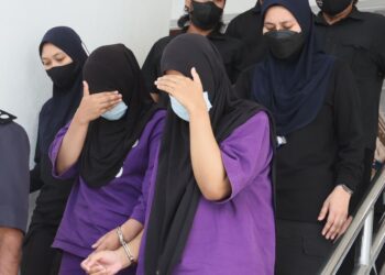 DUA pekerja taska dibawa ke Mahkamah Majistret Bukit Mertajam, Pulau Pinang hari ini bagi mendapatkan perintah reman susulan kes kematian seorang bayi lelaki berusia empat bulan di sebuah taska dalam kawasan Hospital Seberang Jaya (HSJ), semalam.-UTUSAN/DANIAL SAAD