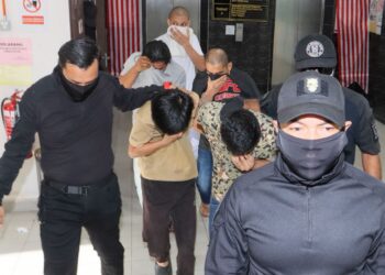 LIMA daripada lapan anggota 'Geng Adik Labu Besar' dihadapkan ke Mahkamah Sesyen Butterworth, Pulau Pinang hari ini atas pertuduhan menganggotai kumpulan jenayah terancang itu, tahun lepas.-UTUSAN/DANIAL SAAD