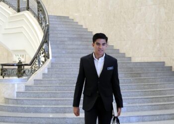 MAHKAMAH Persekutuan Putrajaya membenarkan permohonan Syed Saddiq Syed Abdul Rahman dan tiga pihak mendapatkan kebenaran merayu berkaitan tindakan kerajaan memberhentikan peruntukan dana bagi tujuan perbelanjaan kebajikan rakyat Parlimen Muar.-UTUSAN/SADDAM YUSOFF