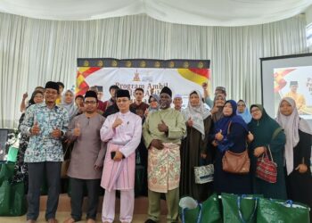 ORANG Besar Daerah (OBD) Hulu Langat, Datuk Rosli Othman (tiga kiri) bersama 25 penerima sumbangan di Surau Al-Amirin, Seksyen 4, Bandar Baru Bangi, baru-baru ini.-UTUSAN