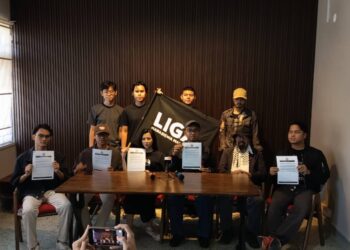 AMMAR Daniel Noor Irwan (empat dari kiri) bersama ahli Liga Mahasiswa Universiti Malaya (LMUM) selepas sidang akhbar Ancaman Saman Universiti Malaya terhadap Mahasiswa di Rumah Mandiri, hari ini.