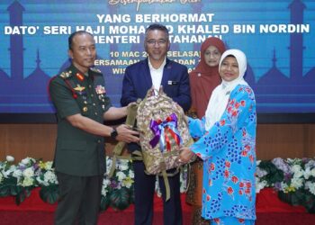 ADLY (tengah) ketika menyaksikan simbolik penyerah  sumbangan Aidilfiti Pengerusi Jemaah Tertinggi BAKAT Datin  Siti Juana Md Ibrahim - kepada Panglima Angkatan Tentera Jeneral Datuk Malek Razak Sulaiman hari ini