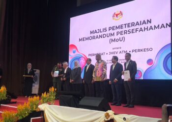 Datuk Seri Mohamed Khaled Nordin (empat dari kiri) dan Datuk Seri R. Ramanan (tiga dari kanan) menyaksikan pemeteraian Memorandum Persefahaman (MoU) antara PERHEBAT, JHEV ATM dan PERKESO di Kompleks PERHEBAT, Sungai Buloh.
