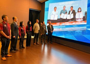 DR. Shaiful Bahari Ismail (kanan) melihat tayangan montaj pada Majlis Pelancaran Kempen Healing 100 Hearts di HPUSM Kubang Kerian, Kota Bharu, Kelantan hari ini. - UTUSAN/ ROSLIZA MOHAMED.