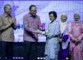 Anwar Ibrahim (dua dari kiri) menyampaikan Anugerah Ikon Wanita 2026 kepada Datuk Rugayah Abdul Majid sambil disaksikan isteri, Datuk Seri Dr. Wan Azizah Wan Ismail (dua dari kanan), Timbalan Perdana Menteri, Datuk Fadillah Yusof (kiri) dan Menteri Pembangunan Wanita, Keluarga dan Masyarakat, Datuk Seri Nancy Shukri pada Sambutan Hari Wanita Antarabangsa 2026 (SHWA26) di Pusat Pameran dan Perdagangan Antarabangsa Malaysia (MITEC) Kuala Lumpur, hari ini. - UTUSAN/ MUHAMAD IQBAL ROSLI