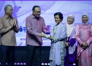 Anwar Ibrahim (dua dari kiri) menyampaikan Anugerah Ikon Wanita 2026 kepada Datuk Rugayah Abdul Majid sambil disaksikan isteri, Datuk Seri Dr. Wan Azizah Wan Ismail (dua dari kanan), Timbalan Perdana Menteri, Datuk Fadillah Yusof (kiri) dan Menteri Pembangunan Wanita, Keluarga dan Masyarakat, Datuk Seri Nancy Shukri pada Sambutan Hari Wanita Antarabangsa 2026 (SHWA26) di Pusat Pameran dan Perdagangan Antarabangsa Malaysia (MITEC) Kuala Lumpur, hari ini. - UTUSAN/ MUHAMAD IQBAL ROSLI