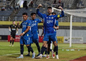 KAPTEN Penang FC, Stefano Brundo (kanan) meraikan jaringannya bersama rakan sepasukan ketika menentang Kelantan TRW dalam aksi separuh akhir kedua Piala Cabaran di Stadium Bandaraya, Pulau Pinang malam ini.-UTUSAN/DANIAL SAAD