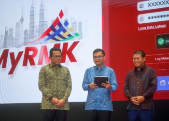 AKMAL Nasrullah Mohd Nasir ketika gimik pelancaran portal MyRMK di Putrajaya. - UTUSAN/AISOL MUSTAFA