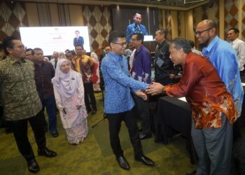 AKMAL Nasrullah Mohd Nasir beramah mesra dengan peserta selepas Majlis Pelancaran MyRMK di di Putrajaya. - UTUSAN/FAISOL MUSTAFA