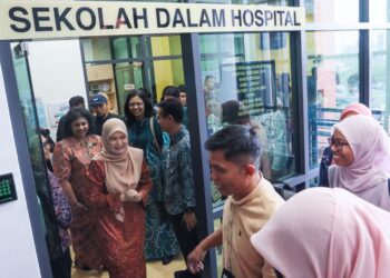 FADHLINA Sidek (dua dari kiri) ketika hadir merasmikan Program Sekolah Dalam Hospital di Hospital Seberang Jaya (HSJ), Pulau Pinang hari ini.-UTUSAN/DANIAL SAAD