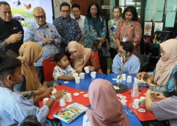 FADHLINA Sidek (duduk, tengah) melayani seorang pesakit kanak-kanak yang sedang mengikuti sesi pembelajaran Sekolah Dalam Hospital (SDH) di Hospital Seberang Jaya (HSJ) di Pulau Pinang, hari ini.-UTUSAN/DANIAL SAAD