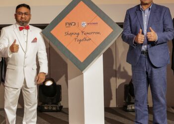 Dari kiri: Kogulanathan Dewa Raja, Pengarah Urusan KT Ultimate Advisory dan Aman Chowla, Ketua Pegawai Eksekutif FWD Malaysia