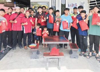 PELAJAR program Ijazah Sarjana Muda Teknologi Kejuruteraan Pembuatan, Jabatan Kejuruteraan Mekanikal (JKM), Politeknik Ungku Omar (PUO) bersama anak-anak yatim selepas penyampaian sumbangan baju kurta di Ipoh baru-baru ini.