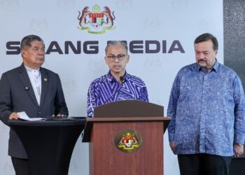 FAHMI Fadzil (tengah) bersama Menteri Pertanian dan Keterjaminan Makanan, Datuk Seri Mohamad Sabu (kiri) dan Menteri Kewangan II, Datuk Seri Amir Hamzah Azizan pada sidang akhbar selepas Mesyuarat Khas Jemaah Menteri di Putrajaya, semalam. – UTUSAN/FAISOL MUSTAFA