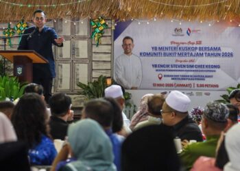 STEVEN Sim (kiri) ketika berucap pada program Coop Talk: Menteri dan Komuniti Bukit Mertajam di SMK Taman Sejahtera, Bukit Mertajam, Pulau Pinang.-UTUSAN/DANIAL SAAD