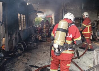 BEBERAPA anggota bomba bertungkus-lumus memadam kebakaran di sebuah rumah di Kampung Guar Kepayang, Kepala Batas, Pulau Pinang, petang tadi.-GAMBAR/IHSAN JBPM PULAU PINANG