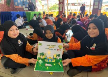 MURID-MURID menunjukkan kad raya yang dihasilkan mereka di SK Putra, Kangar, Perlis.