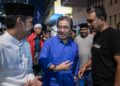 JOHARI Abdul Ghani beramah mesra bersama belia pada majlis sembang santai anjuran Peniaga Bundle Malaysia dan Majlis Belia Kawasan Titiwangsa di After 6 Coffee, Kampung Baru, Kuala Lumpur hari ini. - UTUSAN/SYAKIR RADIN