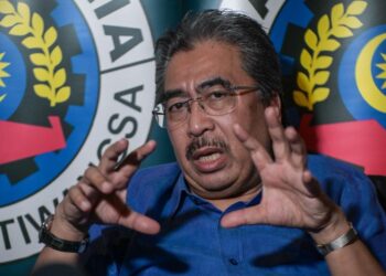 JOHARI Abdul Ghani ditemui pemberita pada majlis sembang santai anjuran Peniaga Bundle Malaysia dan Majlis Belia Kawasan Titiwangsa di Kampung Baru, Kuala Lumpur semalam - UTUSAN/SYAKIR RADIN