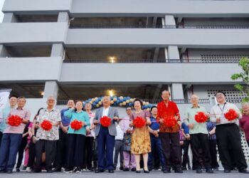 LEE Tian Hock (tengah) bersama-sama individu kenamaan lain memotong reben pada Majlis Pelancaran Blok Baharu Parkir dan Majlis Berbuka Puasa di Hospital Pakar CMH, Seremban semalam.-UTUSAN/MOHD. SHAHJEHAN MAAMIN