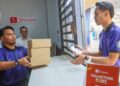 STEVEN Sim (dua dari kiri) ketika menyaksikan gimik perasmian Self Collection Point Shopee di Koperasi Politeknik Seberang Perai (KopPSP) Berhad di Bukit Mertajam, Pulau Pinang.-UTUSAN/DANIAL SAAD