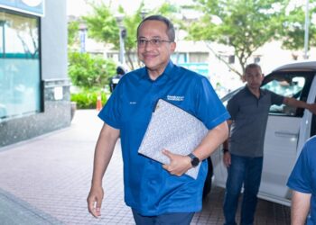 PENGERUSI Perikatan Nasional (PN), Datuk Seri Ahmad Samsuri Mokhtar ketika tiba bagi menghadiri Mesyuarat Majlis Tertinggi Perikatan Nasional di Ibu Pejabat Parti Gerakan Rakyat Malaysia, Cheras di sini, hari ini. - UTUSAN/SYAKIR RADIN