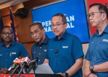 PENGERUSI Perikatan Nasional (PN), Datuk Seri Ahmad Samsuri Mokhtar ketika ditemui pemberita selepas Mesyuarat Majlis Tertinggi Perikatan Nasional di Ibu Pejabat Parti Gerakan Rakyat Malaysia, Cheras di sini, hari ini. - UTUSAN/SYAKIR RADIN