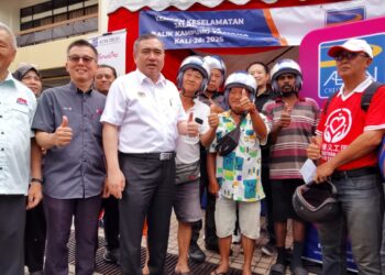 ANTHONY Loke Siew Fook menyampaikan topi keledar kepada pengguna pada Kempen Keselamatan Jalan Raya Balik Kampung Yamaha Peringkat Kebangsaan Kali ke-28 di Dewan Majlis Bandaraya Seremban hari ini.-UTUSAN/MOHD. SHAHJEHAN MAAMIN