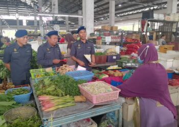 MOHD Asri Mat Hassan (dua dari kiri) meninjau harga barangan semasa program walkabout pelaksanaan SHMMP Hari Raya Puasa 2026 di Pasar Besar Sena, Kangar, Perlis, hari ini. -UTUSAN/ASYRAF MUHAMMAD