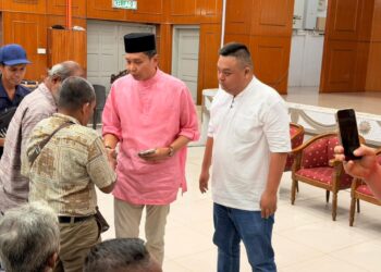 BASTIEN Onn (tengah) menyampaikan bantuan kepada asnaf di Parlimen Segamat.
