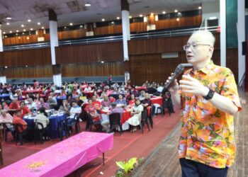 WEE Ka Siong berucap di hadapan lebih 2,000 ahli dan penyokong MCA yang hadir pada Rumah Terbuka Tahun Baharu Cina anjuran MCA Johor Selatan di Dewan Serbaguna Johor Jaya, Johor Bahru malam tadi.