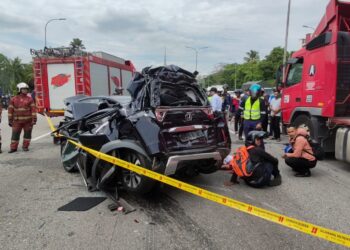 KEADAAN salah satu daripada tiga kenderaan yang dirempuh oleh sebuah treler dalam satu kemalangan di Kilometer 137.4 Lebuh Raya Utara Selatan arah Utara berhampiran Bukit Mertajam, Pulau Pinang petang semalam.-GAMBAR/IHSAN JABATAN BOMBA DAN PENYELAMAT MALAYSIA (JBPM) PULAU PINANG