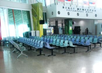 RUANG menunggu lengang di Kompleks Imigresen, Kastam, Kuarantin dan Keselamatan (CIQ) Melaka walaupun sambutan Aidilfitri tinggal seminggu. UTUSAN/AMRAN MULUP