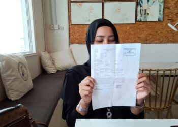 FARA Sharina Zamari menunjukkan laporan polis kali kedua hari ini di Ibu Pejabat Polis Daerah Kota Bharu, Kelantan.