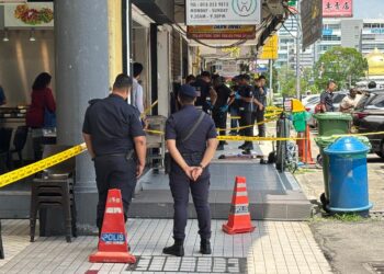 KEADAAN kedai emas yang disamun oleh seorang lelaki di Petaling Jaya.