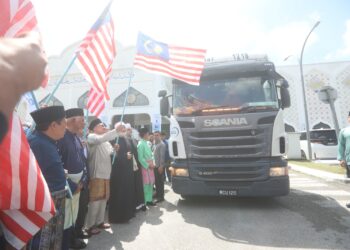 ANWAR Ibrahim melepaskan kontena al-Quran projek SAtu Juta Al-Quran ke luar negara, di Kompleks Nashrul Al-Quran di Putrajaya. - UTUSAN/FAISOL MUSTAFA