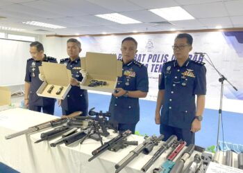 DZULKHAIRI Mukhtar menunjukkan sepucuk pistol yang dirampas pada sidang akhbar di Ibu Pejabat Polis Daerah Melaka Tengah hari ini.