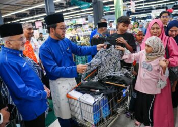 DR. ZULKIFLI Hasan beramah mesra bersama asnaf ketika Madani Ramadan Maiwp: Shopping Pakaian Dan Keperluan Raya Tahun 2026 di AEON Big Wangsa Maju. -UTUSAN/Saddam Yusoff