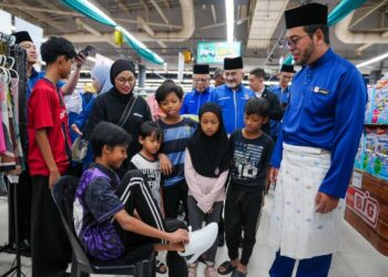 DR. ZULKIFLI Hasan beramah mesra bersama asnaf ketika Madani Ramadan Maiwp: Shopping Pakaian Dan Keperluan Raya Tahun 2026 di AEON Big Wangsa Maju. - UTUSAN/Saddam Yusoff