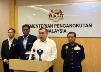 ANTHONY Loke semasa sidang akhbar pengumuman garis panduan penggunaan kenderaan de-controlled dan pikap bagi membawa barangan di Putrajaya, hari ini